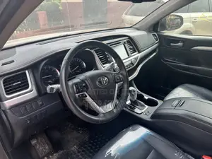 Toyota Highlander XLE 4dr SUV AWD (3.5L 6cyl 6A) 2015 Brown