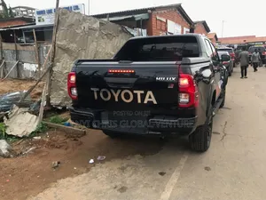 Hilux Both Cover Rolling Tyres