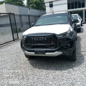 New Toyota Hilux 2025 Black