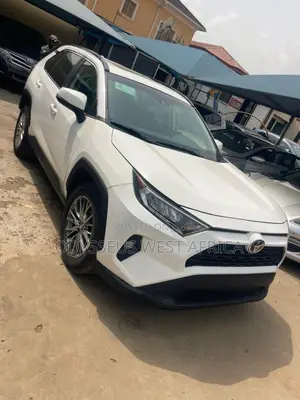 Toyota RAV4 XLE AWD 2019 White