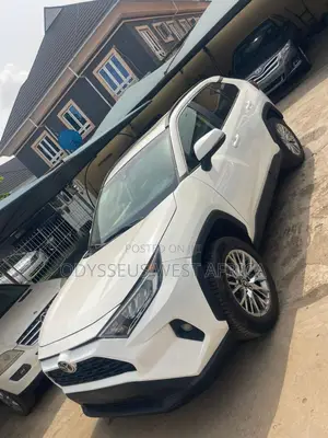 Toyota RAV4 XLE AWD 2019 White