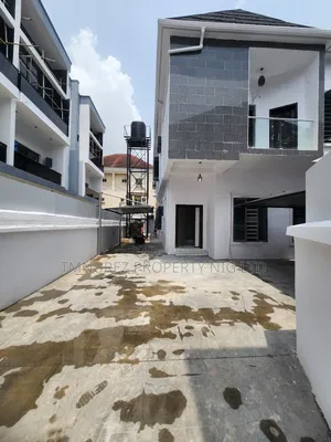 Mini Flat in Chevron for rent