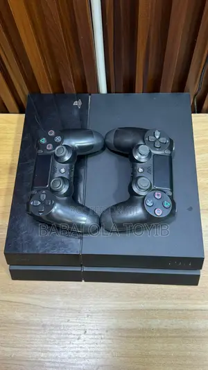 Ps4 Fat 500gb 5games on It 2pads ( Fc26 on It)