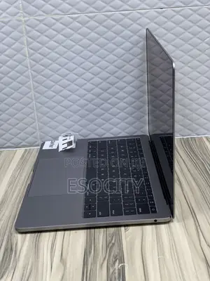Laptop Apple MacBook Pro 2017 16GB Intel Core i7 SSD 512GB