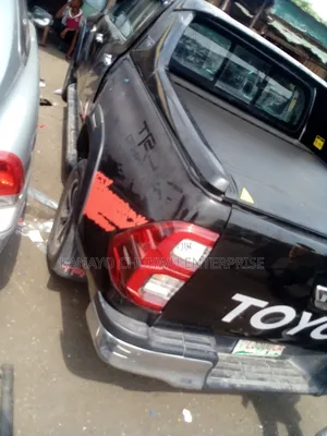 Rolling Cover and Spoiler TRD Black