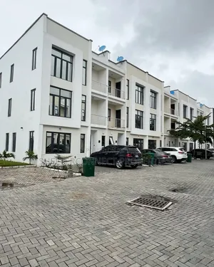 4bdrm Townhouse / Terrace in Osapa london for rent