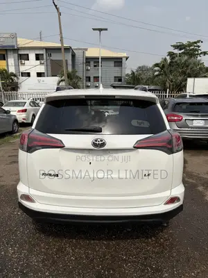 Toyota RAV4 LE FWD (2.5L 4cyl 6A) 2017 White