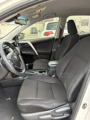 Toyota RAV4 LE FWD (2.5L 4cyl 6A) 2017 White