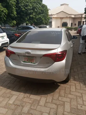 Toyota Corolla LE Premium 4dr Sedan (1.8L 4cyl CVT) 2016 Silver