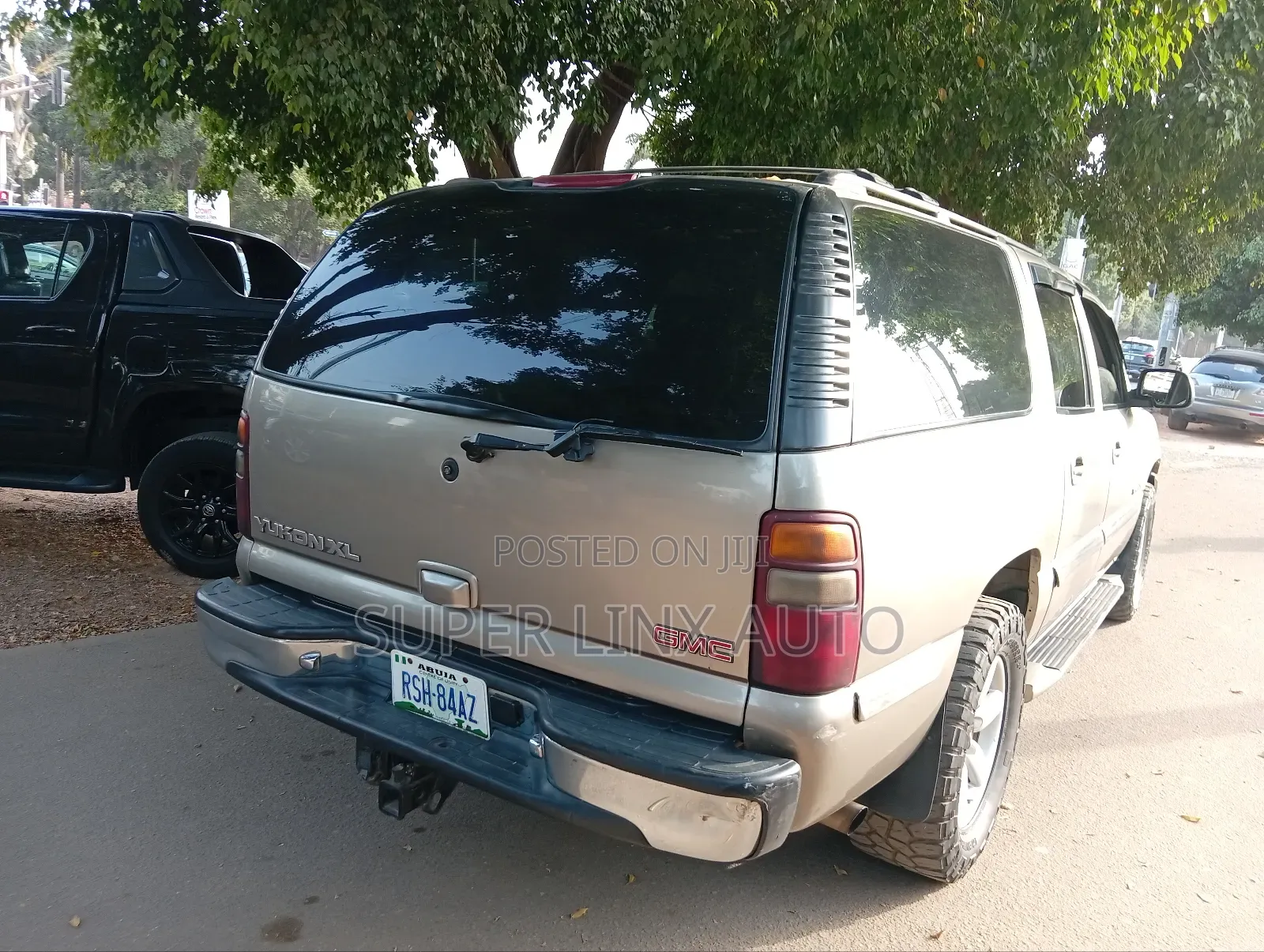 GMC Yukon 2001 Gold