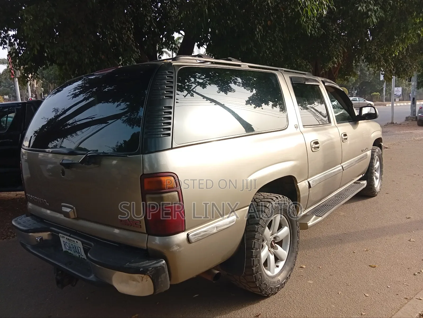 GMC Yukon 2001 Gold