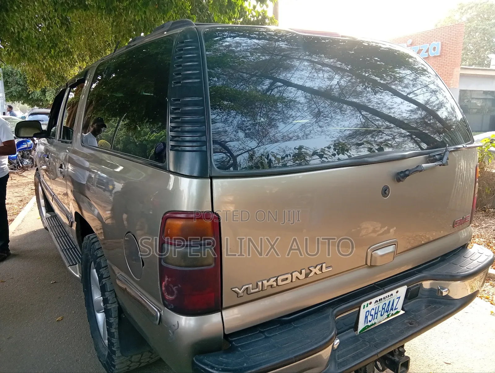 GMC Yukon 2001 Gold