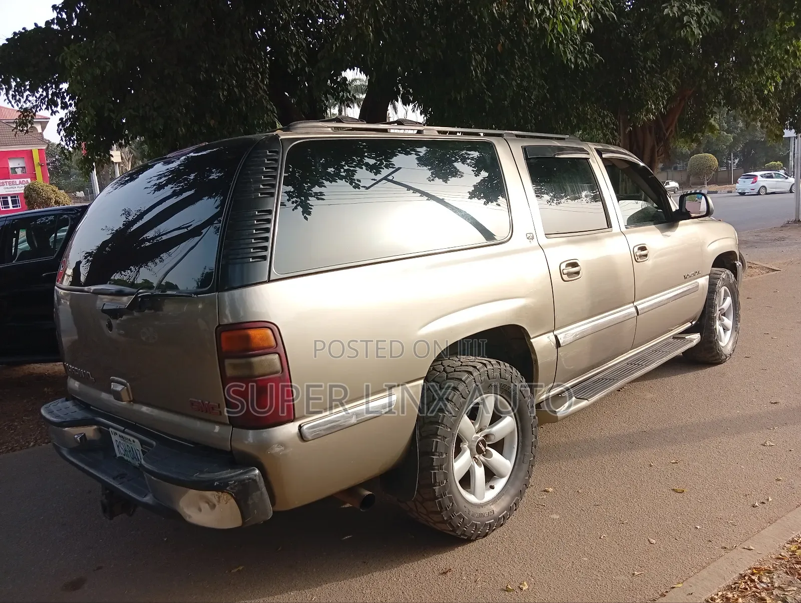 GMC Yukon 2001 Gold