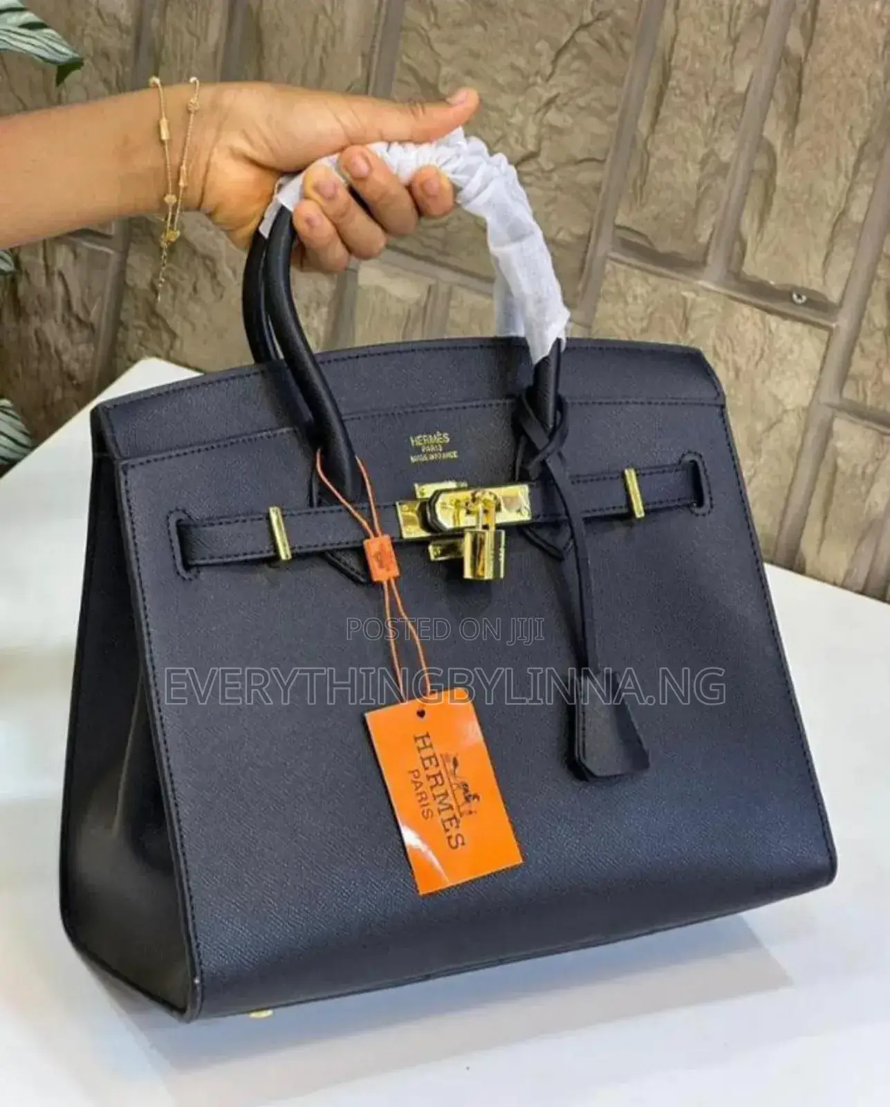 Hermès Birkin30 - Elegant Designer Bag.