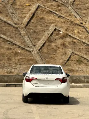 Toyota Corolla LE 4dr Sedan (1.8L 4cyl CVT) 2016 White
