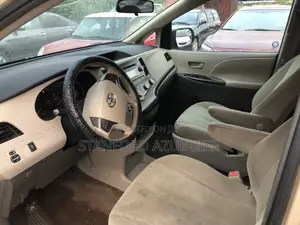 Toyota Sienna 2011 Gold