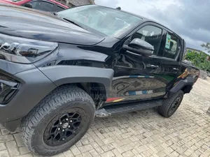 Rolling Cover and Spoiler Gr Sport for Toyota Hilux 2026