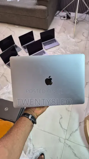 Laptop Apple MacBook Pro 2022 M2 8GB Apple M2 SSD 256GB