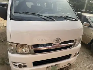 Toyota HiAce 2009 White