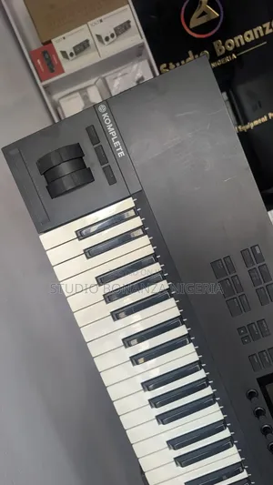 Komplete Kontrol S61 Mkii Studio Midi Keyboard