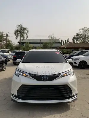 Toyota Sienna 2022 White