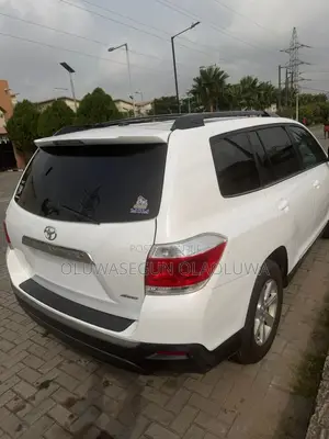 Toyota Highlander SE 2012 White