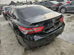 Toyota Camry SE FWD (2.5L 4cyl 8AM) 2018 Black