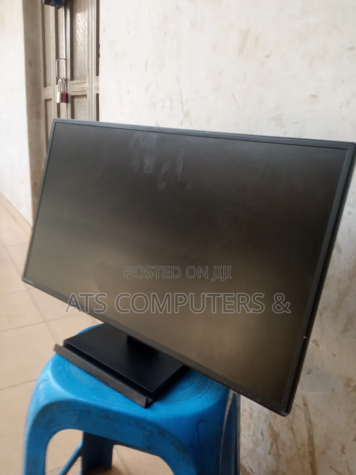 Clean 27 Inches Monitor