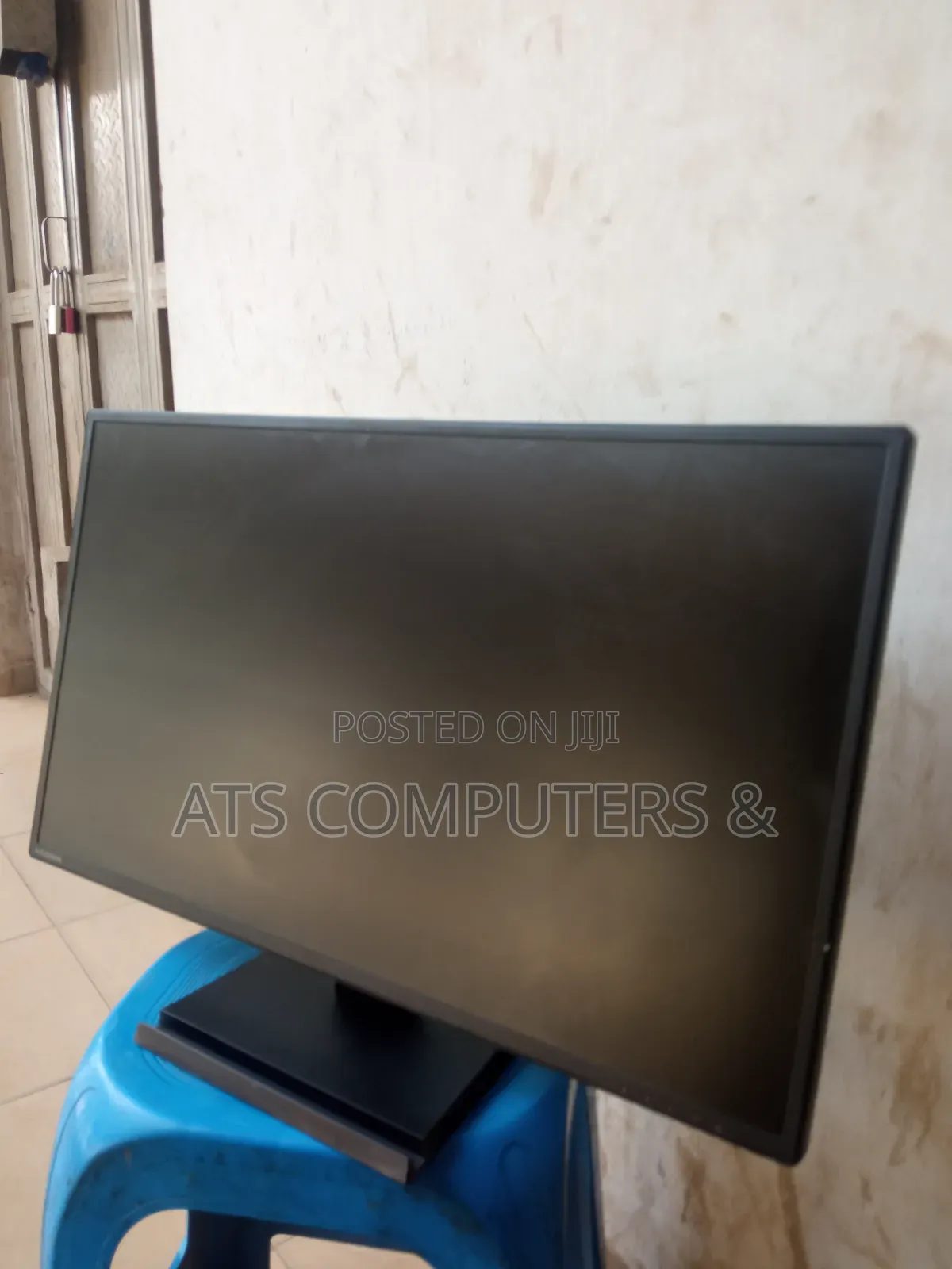 Clean 27 Inches Monitor