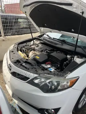 Toyota Camry SE 4dr Sedan (2.5L 4cyl 6A) 2013 White