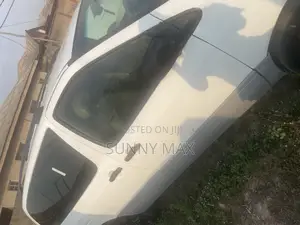 Toyota HiAce 2000 White