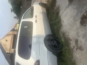 Toyota HiAce 2000 White