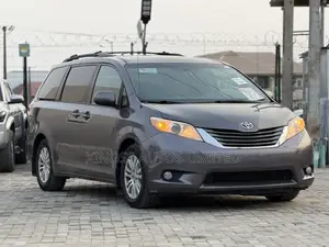 Toyota Sienna XLE AWD 7-Passenger 2013 Gray