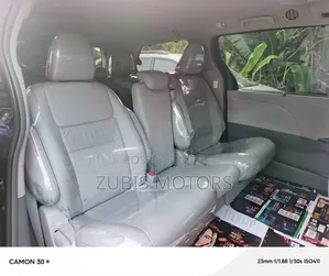 Toyota Sienna XLE AWD (3.5L 6cyl 8A) 2018 Blue