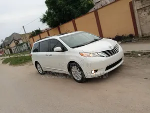 Toyota Sienna Limited Premium 7 Passenger (3.5L 6cyl 6A) 2016 White