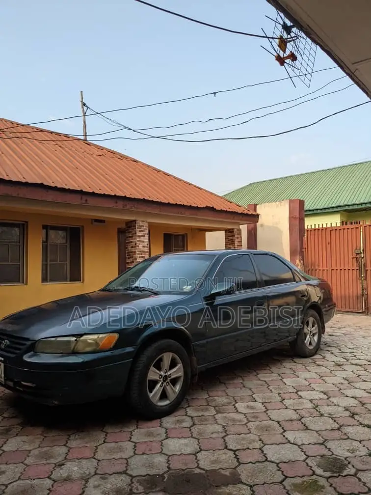 2003 Toyota Camry LE 4dr Sedan (2.4L 4cyl 5M)