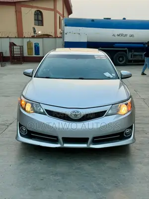 Toyota Camry SE 4dr Sedan (2.5L 4cyl 6A) 2014 Silver