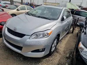 Toyota Matrix S Hatchback FWD (2.4L 4cyl 5A) 2013 Silver
