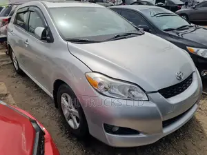 Toyota Matrix S Hatchback FWD (2.4L 4cyl 5A) 2013 Silver