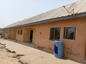 5bdrm Apartment in Akuma Anhyura Street, Makurdi for sale
