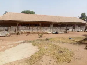 6bdrm Apartment in Yina Junction, Makurdi for sale