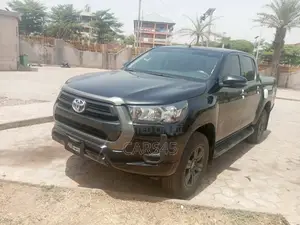 Toyota Hilux 2022 Black