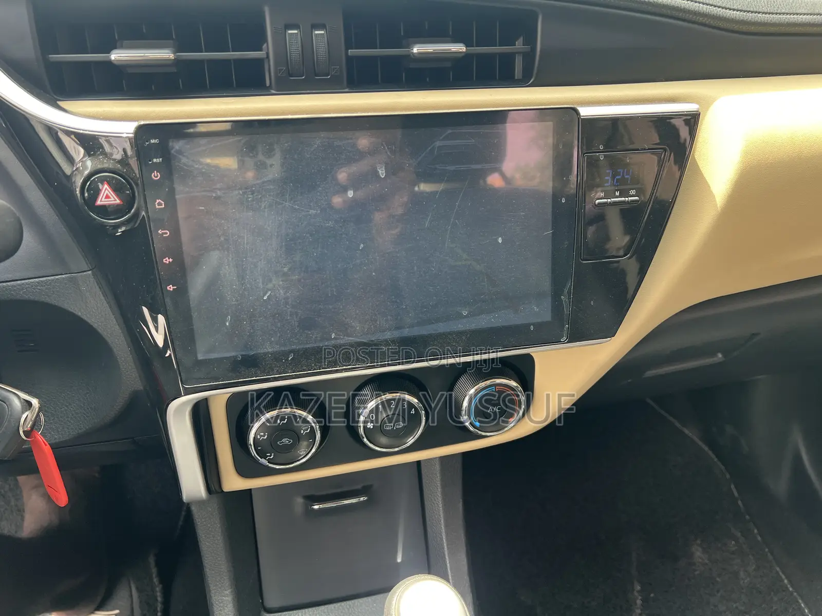Toyota Corolla LE Eco (1.8L 4cyl 2A) 2018 White