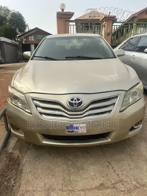 Toyota Camry LE 4dr Sedan (2.5L 4cyl 6AM) 2010 Gold