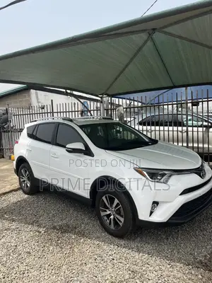 Toyota RAV4 XLE 4dr SUV (2.5L 4cyl 6A) 2018 White
