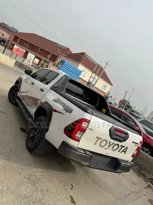 Toyota Hilux 2022 White