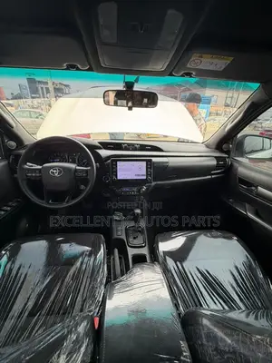 Toyota Hilux 2022 White