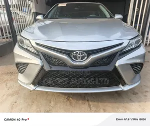 Toyota Camry SE FWD (2.5L 4cyl 8AM) 2018 Silver