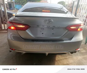 Toyota Camry SE FWD (2.5L 4cyl 8AM) 2018 Silver