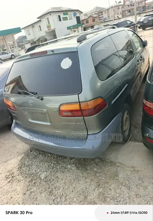 Toyota Sienna XLE AWD (3.3L V6 5A) 2004 Green
